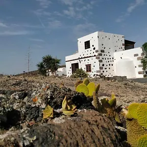 Lanzarote Casa Volcanica-anclada Sobre La Lava Del Volcan Montana Blanca